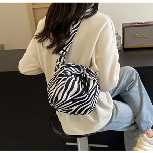 Vue détaillée du sac bandoulière motif zèbre avec double fermeture éclair et sangle