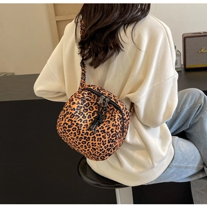 Détail du sac à bandoulière tendance à motif léopard avec fermeture éclair robuste