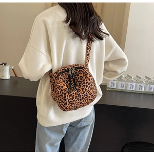 Détail du sac à bandoulière imprimé léopard avec double fermeture éclair et sangle réglable