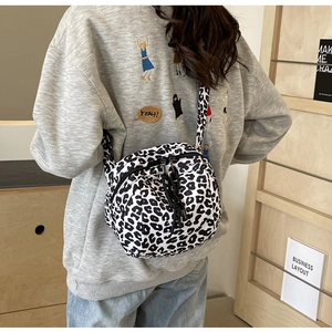 Détail du sac à bandoulière en toile à motif léopard noir et blanc avec sangle réglable