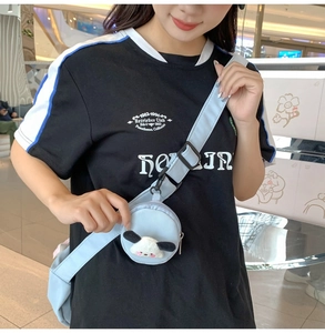 Détail du sac bandoulière en nylon bleu clair avec mini porte-monnaie chien mignon