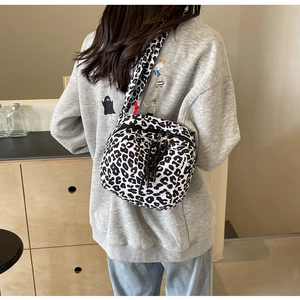 Détail du sac bandoulière léopard tendance avec tirettes de fermeture éclair à longs nœuds