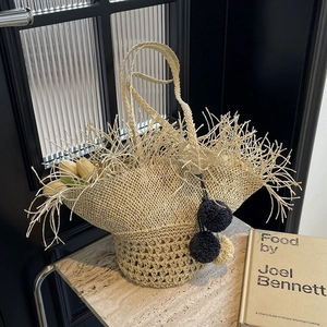Borsa a mano in paglia intrecciata con frange e pompon in stile bohémien