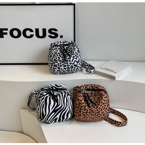 Sac Bandoulière Tissu Imprimé Léopard Zèbre Tendance pour Femme Sac à Épaule Simple Polyvalent avec Large Bandoulière Réglable
