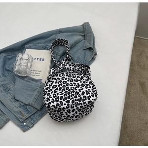 Sac bandoulière tendance en toile imprimé léopard avec sangle réglable sur veste denim