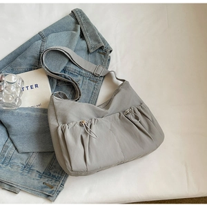 Neutrale graue Nylon-Umhängetasche mit verstellbarem Gurt und seitlichen Kordelzügen