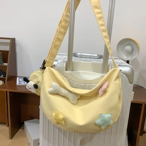 Sac bandoulière minimaliste en nylon jaune clair avec décorations d'étoiles en peluche