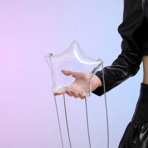 Dettaglio della borsa a tracolla trasparente in PVC a forma di stella con catena argento
