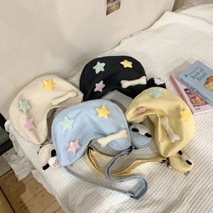 Sacs bandoulière en nylon en forme de croissant avec patchs étoiles en peluche colorés