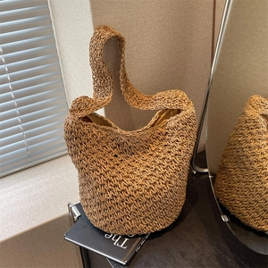 Sac seau en paille tissé à la main en kaki naturel avec une large bandoulière d'été