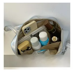 Vue de dessus du sac à main en PU argenté montrant l'intérieur spacieux pour les cosmétiques