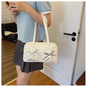 Sac à bandoulière en cuir PU crème avec poches plissées et nœuds argentés chic