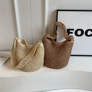Sac seau en paille tisse à la main en beige et marron pour un style de vacances