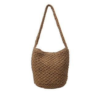 Sac seau tissé en paille marron avec longue bandoulière pour un style de vacances d'été chic