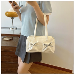 Détail du sac cabas blanc en cuir PU avec poches à nœuds et longues bretelles de luxe