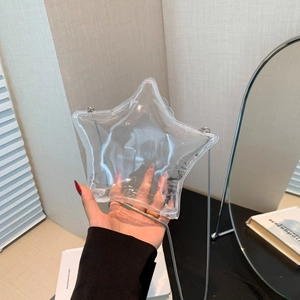 Dettaglio borsa trasparente in PVC a forma di stella con catena a serpente argento