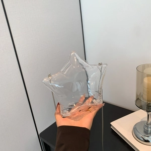 Dettaglio della borsa a tracolla creativa a forma di stella trasparente con catena argento