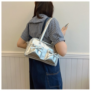 Détail du sac à épaule argenté en PU avec nœuds décoratifs et style esthétique Y2K