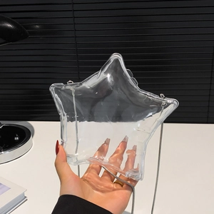 Elegante borsa a tracolla trasparente a stella con catena a serpente d'argento in mano