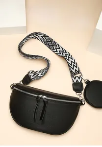 Détail du sac banane en cuir noir avec bandoulière géométrique et petit porte-monnaie