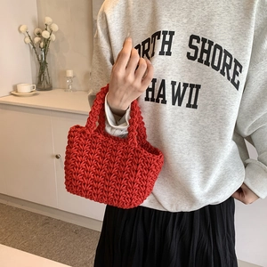 Borsa a secchiello intrecciata rossa minimalista con trama spessa e doppi manici estivi