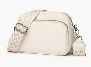 Détail du sac bandoulière beige grainé avec double fermeture éclair et large sangle tissée