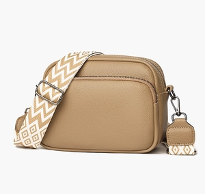 Détail du sac photo en cuir kaki avec double fermeture éclair et bandoulière jacquard
