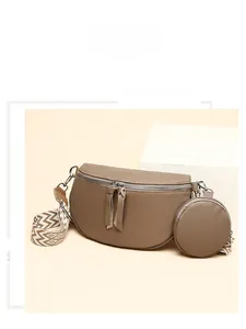Détail du sac demi-lune en cuir kaki avec bandoulière géométrique et petit porte-monnaie