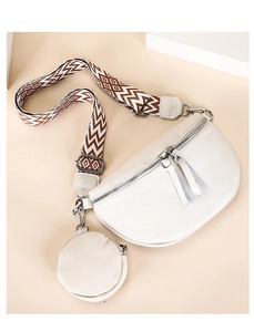 Détail du sac de poitrine en cuir blanc avec sangle géométrique et petite pochette