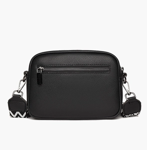 Détail du sac à bandoulière en cuir grainé noir avec fermetures éclair argentées
