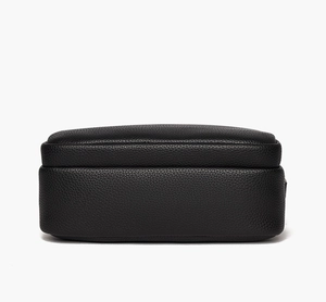 Vue détaillée du fond renforcé avec texture en cuir grainé sur le sac à main noir