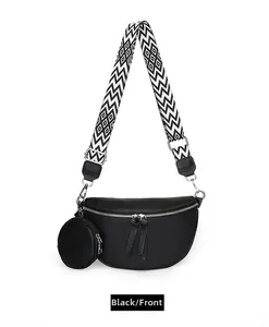 Détail du sac demi-lune en cuir noir avec bandoulière géométrique et porte-monnaie