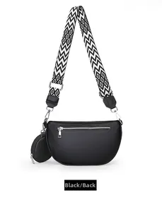 Vue arrière du sac demi-lune en cuir noir avec sangle géométrique et petit porte-monnaie