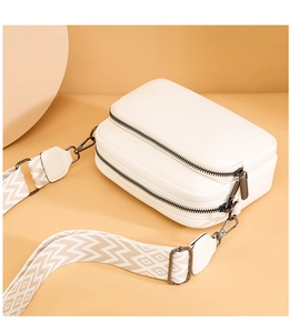 Détail du sac bandoulière blanc cassé texture lychee avec large sangle jacquard à motifs