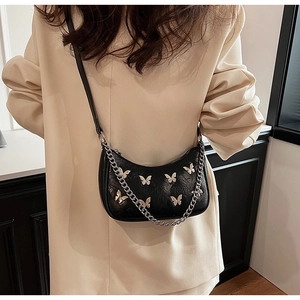 Détail du sac bandoulière demi-lune noir avec papillons argentés et chaînes métalliques