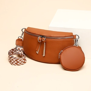 Sac bandoulière demi-lune en cuir marron avec sangle tressée et petit porte-monnaie