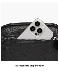 Détail de la poche arrière zippée pratique sur le sac bandoulière en cuir grainé noir