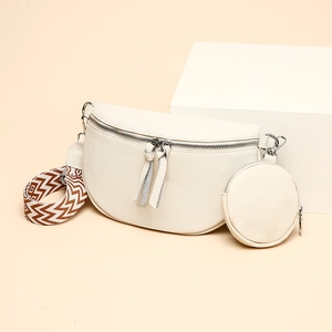 Sac de poitrine chic en cuir beige avec mini pochette et large bandoulière bohème