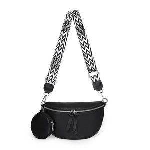 Sac bandoulière demi-lune en cuir noir avec sangle à motifs et mini porte-monnaie