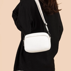 Sac bandoulière en cuir blanc avec large sangle à motifs et détails en métal argenté