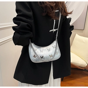 Sac sous le bras croissant argenté avec appliques papillon 3D et détail de chaîne épaisse