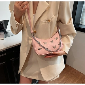 Sac demi-lune rose en similicuir plissé avec papillons argentés et détail de chaîne
