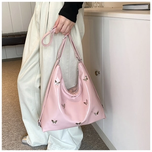 Dettaglio della borsa hobo in vernice rosa con decorazioni a farfalla in metallo argento