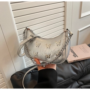 Sac hobo croissant en cuir PU argenté avec détails papillon et chaîne métallique