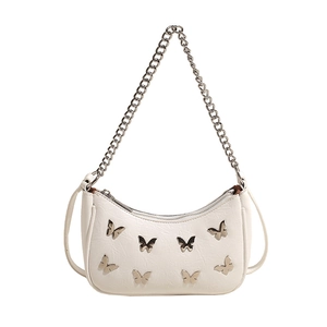 Sac demi-lune blanc en simili cuir avec breloques papillon et bandoulière chaîne