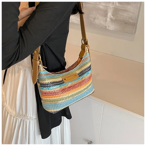 Vue détaillée du sac tissé arc-en-ciel avec bandoulière en cuir brun et boucle en métal