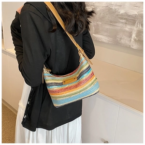 Gros plan du sac bandoulière tissé bohème aux rayures colorées et bandoulière cuir