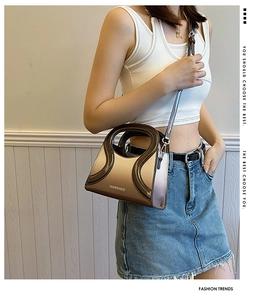 Photo de rue d'un sac à main en PU bronze métallisé avec détails de courbes marron