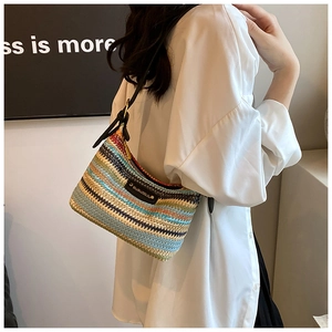 Vue détaillée d'un sac hobo tricoté à rayures colorées avec bandoulière en cuir