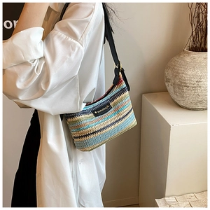 Détail du sac bandoulière bohème tissé à la main avec motifs colorés et boucles dorées